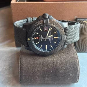 Breitling Avenger Blackbird Titanium Fullset Servad hos Breitling 2025!